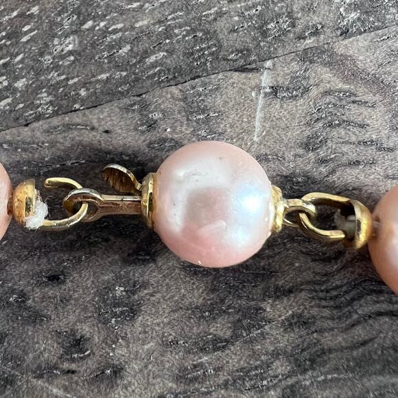 Vintage pale ballet pink pearl bracelet with gold tone clasp - Picture 4 of 8